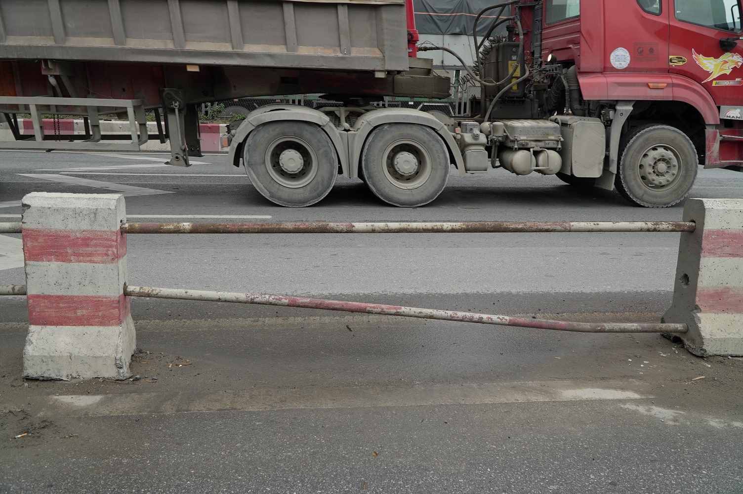 La mediana que cruza el puente Thanh Tri ha sido gravemente dañada, causando inseguridad vial. Foto: Vien Nguyen