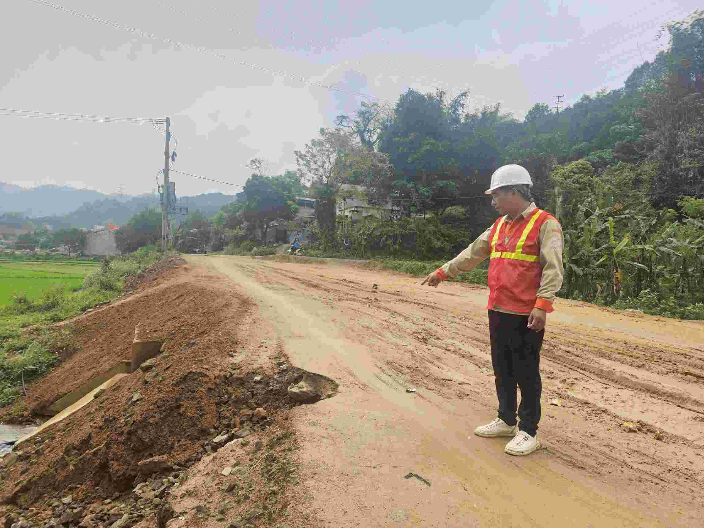 En raison de problèmes de terrain, le projet de route de liaison Quang Kim - Coc San est toujours en désordre et ne peut pas être achevé dans les délais. Photo: Bao Nguyen
