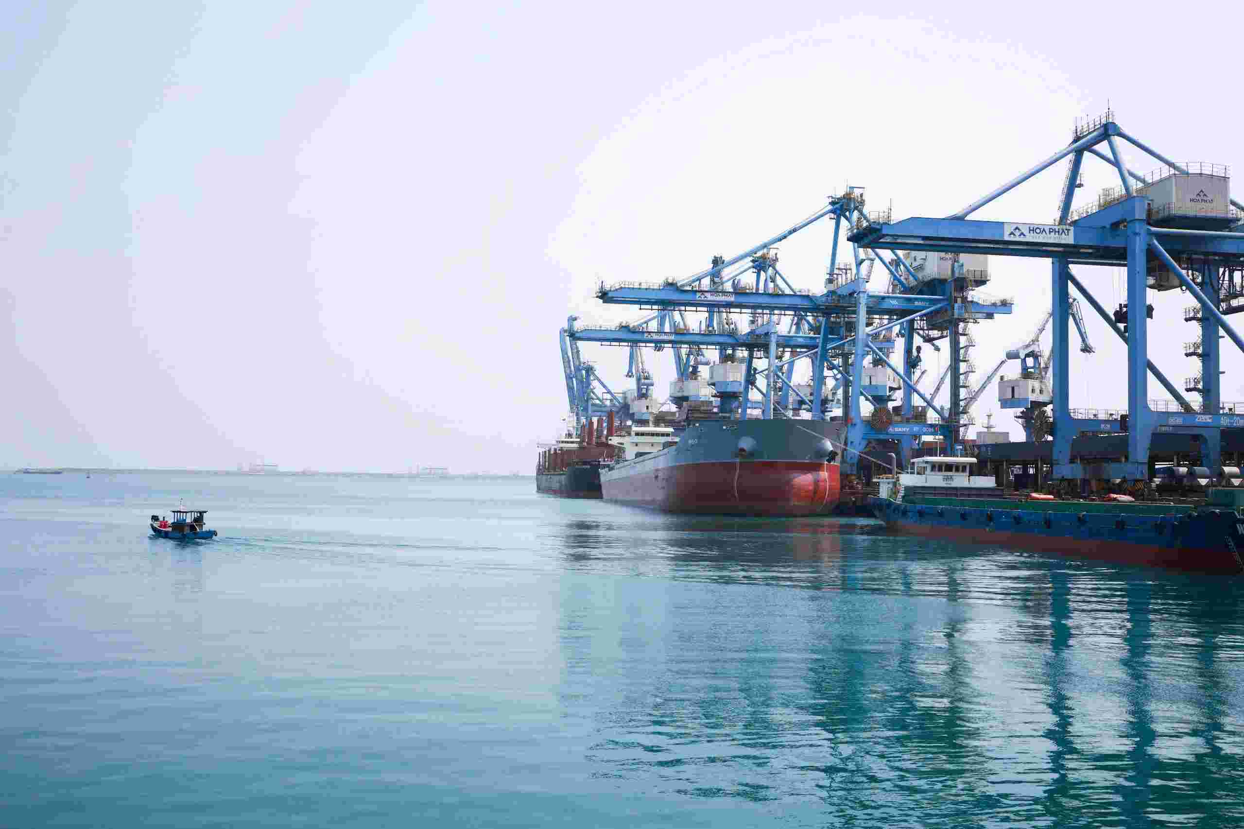 Vietnam has a strategic position advantage on Asian trade routes. In the photo: Large tonnage ships waiting to receive goods at Hoa Phat Dung Quat Steel Joint Stock Company wharf (Quang Ngai). Photo: Hai Nguyen