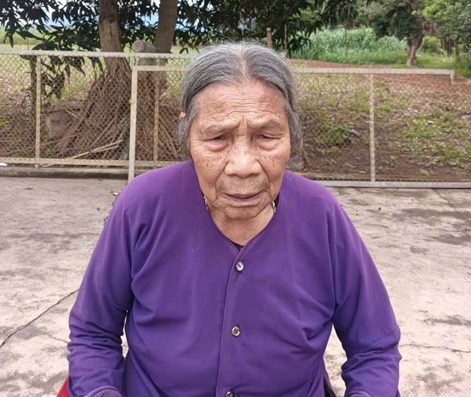 Bà Trần Thị Hoa (vợ liệt sĩ) kiến nghị UBND xã Tân Kỳ, tỉnh Nghệ An miễn giảm tiền sử dụng đất. Ảnh: Quang Đại