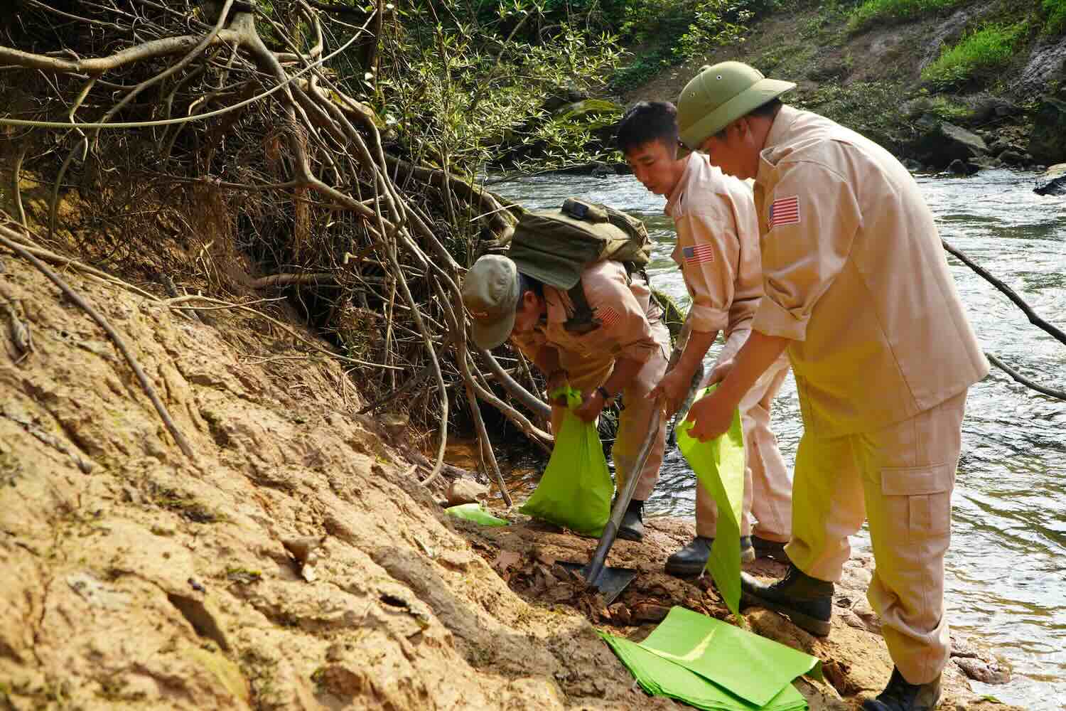 Lực lượng chức năng xử lý quả bom bi. Ảnh: MAG
