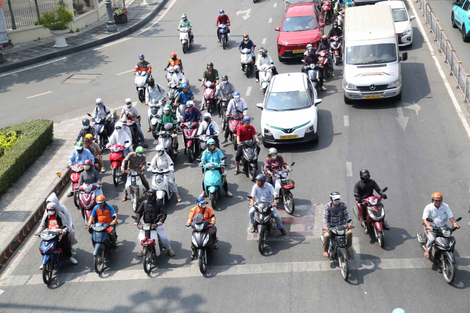 Southern weather is widely sunny and hot. Photo: Thai Bao