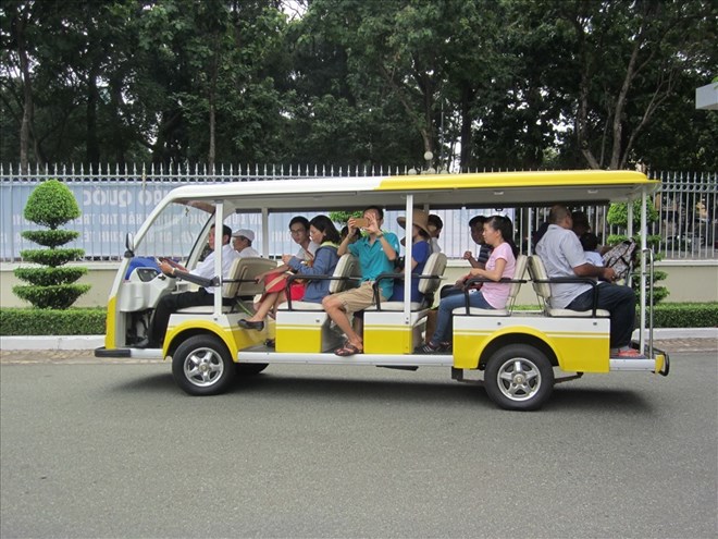 Decree 89 stipulates that 4-wheeled passenger vehicles with engines have a service life of 15 years from the year of manufacture. In the photo, electric vehicles carrying tourists in Ho Chi Minh City. Photo: Minh Quan