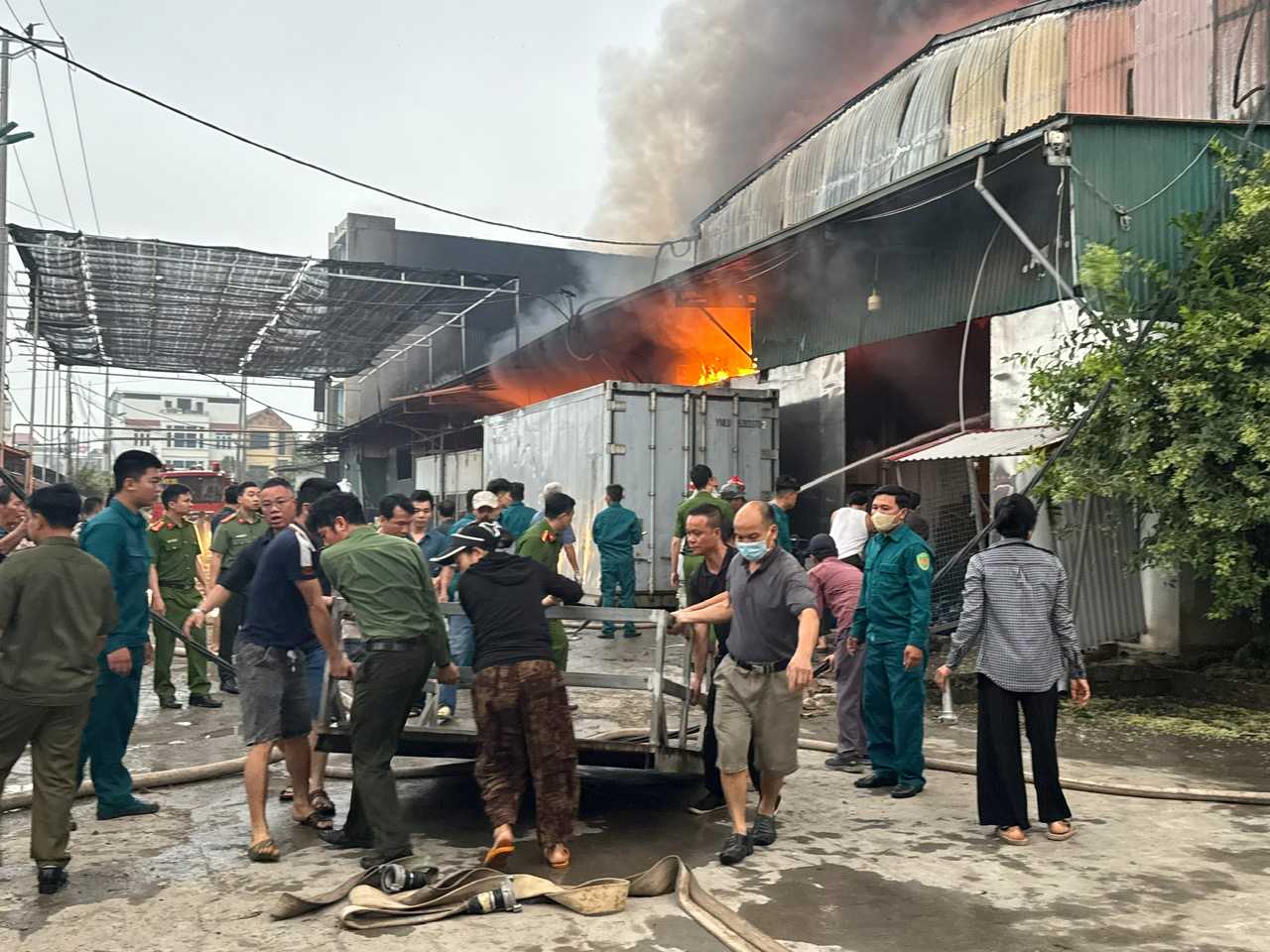 Các lực lượng cùng người dân phối hợp chữa cháy. Ảnh: Công an cung cấp