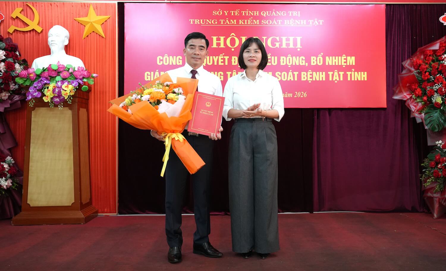 Ms. Diep Thi Minh Quyet - Director of the Department of Health presents the decision of the Chairman of the Provincial People's Committee on the transfer and appointment of Mr. Nguyen Kim Thanh to hold the position of Director of the Quang Tri Provincial Center for Disease Control. Photo: Quang Tri Provincial Center for Disease Control