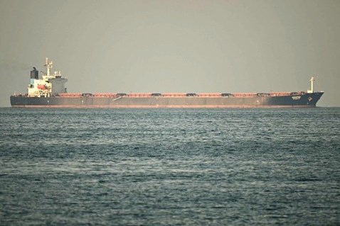 Cargo ship off the coast of Fujairah city (UAE), near the Strait of Hormuz, February 25, 2026. Photo: AFP