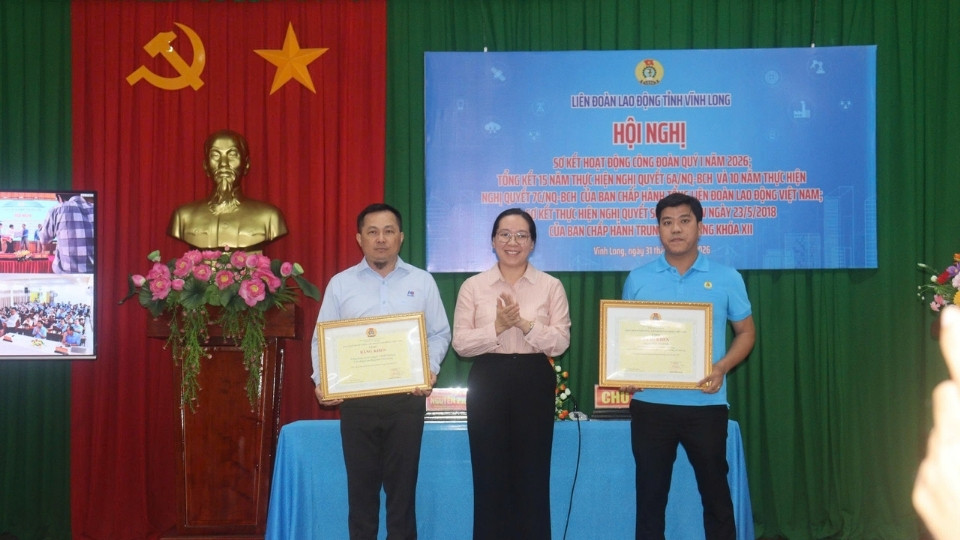 Khen thưởng các tập thể, cá nhân có thành tích xuất sắc trong hoạt động Công đoàn năm 2025. Ảnh: Hoàng Lộc