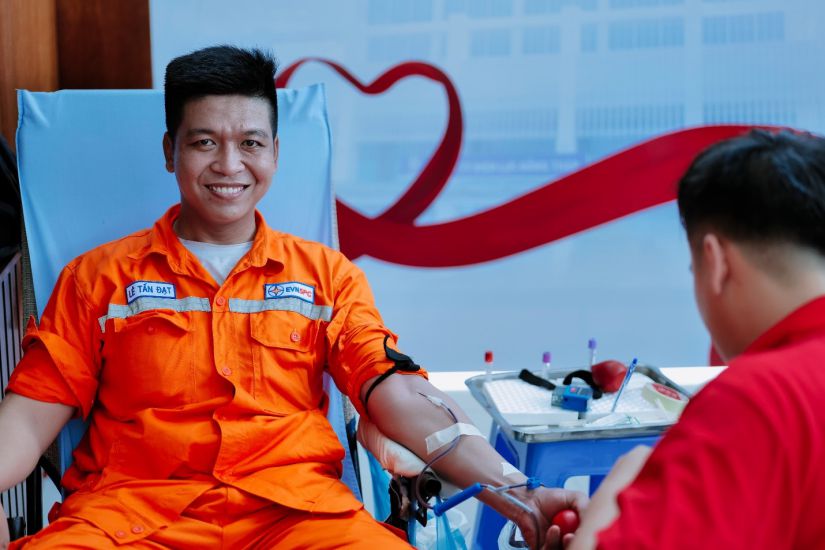 레떤닷 씨가 지역에서 자발적인 헌혈에 참여하고 있습니다. 사진: PCĐT