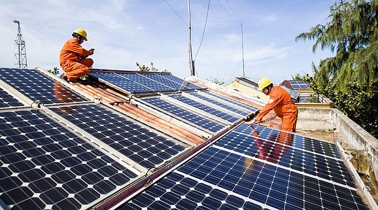 The Ministry of Finance presides over and coordinates with the Ministry of Industry and Trade and agencies to propose allocating state budget to implement policies to support rooftop solar power. Photo: VGP