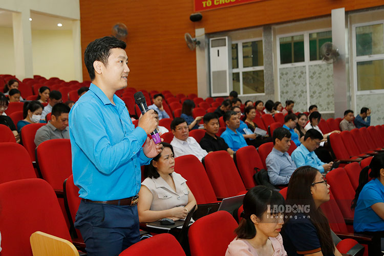 Funcionarios sindicales del barrio de Dien Bien Phu participan en el intercambio de opiniones en la conferencia de capacitación. Foto: Quang Dat