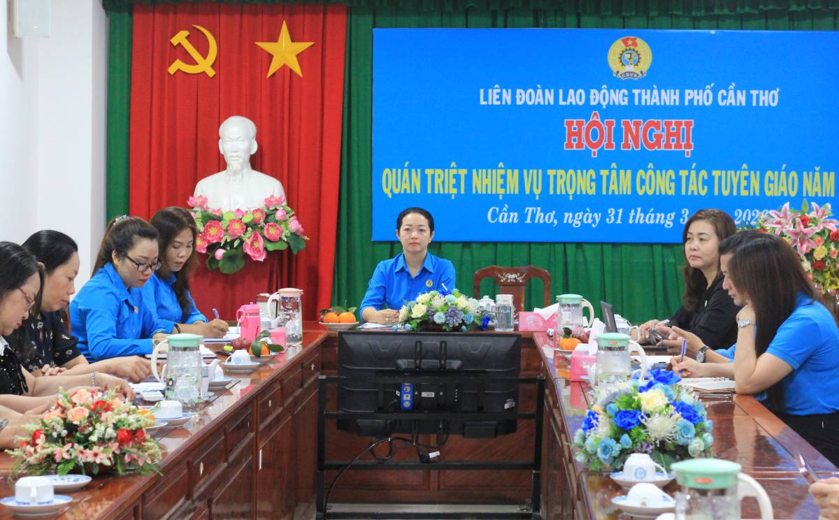 El vicepresidente de la Federación Laboral de la ciudad de Can Tho, Tran Tu Nhien, asistió a la conferencia en el punto de conexión de la ciudad de Can Tho. Foto: Huong Nha