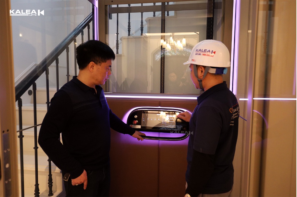 Khi ký hợp đồng lắp thang máy gia đình, người mua nên hỏi kỹ về bảo hành, tần suất bảo trì và chi phí sau bảo hành. Ảnh: Kalea Lifts Việt Nam