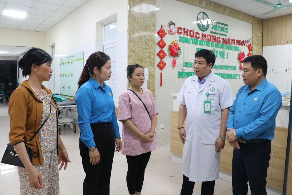 El Sindicato de Lào Cai intercambia opiniones con los médicos sobre la situación del tratamiento de los miembros del sindicato. Foto: Mạnh Hùng