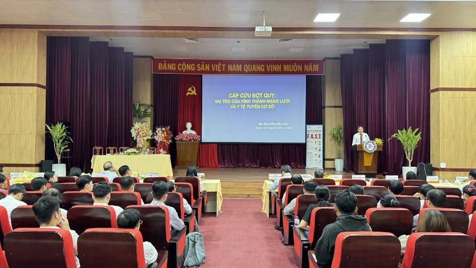 BS.CKII. Nguyễn Hữu Hữu Trưởng khoa Ngoại Thần Kinh, Trưởng Đơn nguyên Đột quỵ - Bệnh viện Nguyễn Đình Chiểu tham luận tại hội nghị. Ảnh: Hoàng Lộc