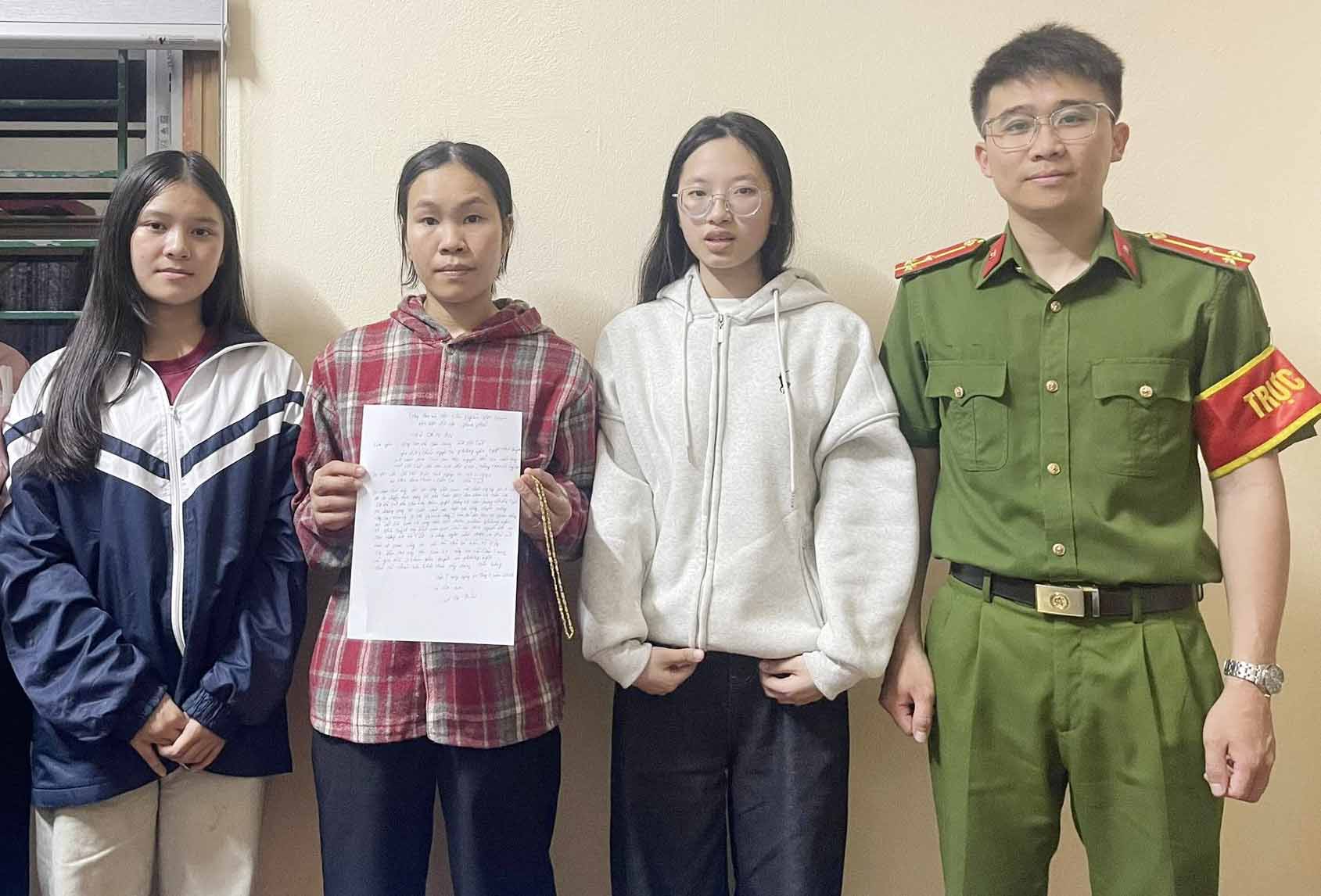 Two female students who picked up the gold necklace returned it to Ms. Bien. Photo: Ha Tinh Police