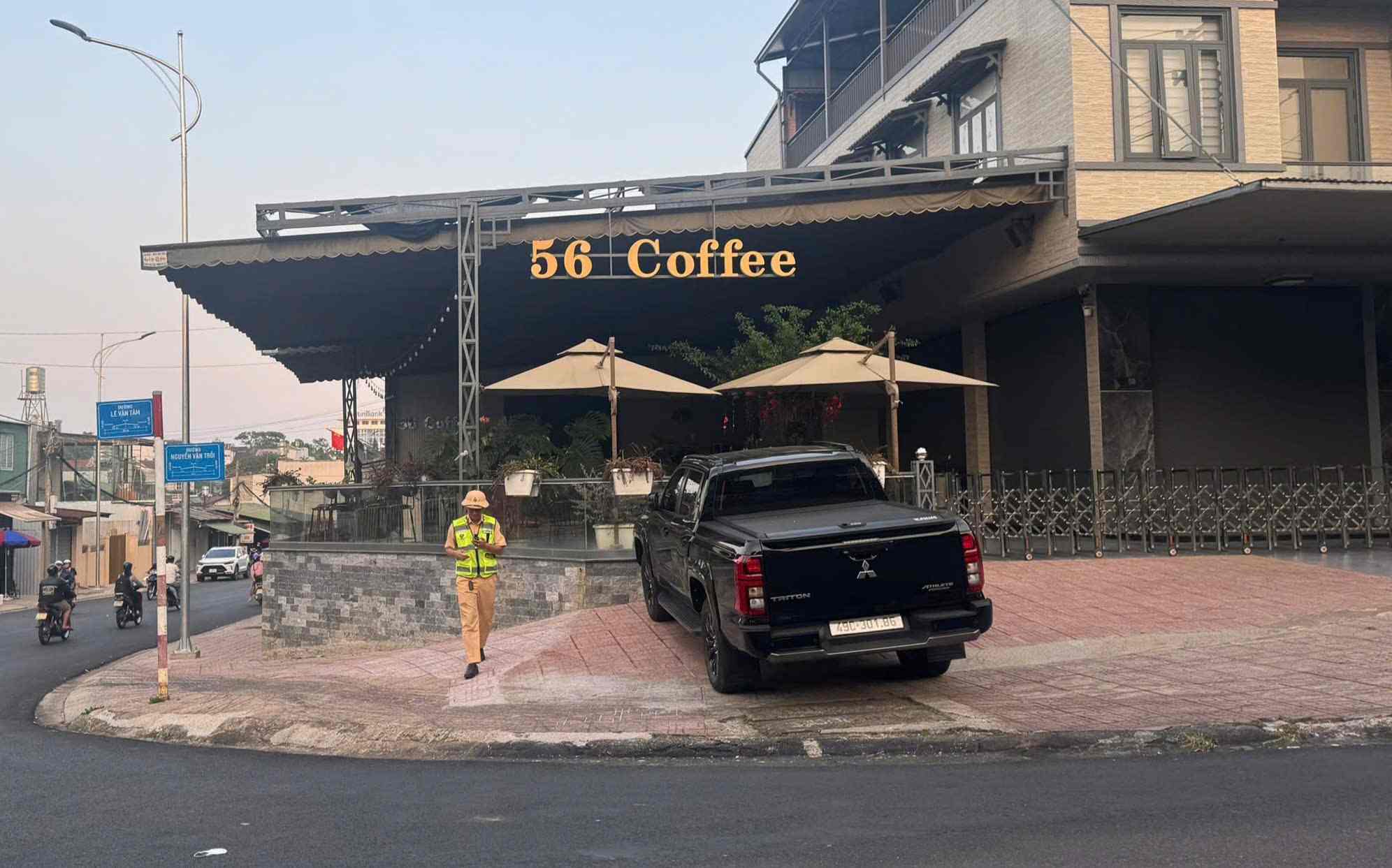 Xe ô tô bán tải đậu đỗ lấn chiếm vỉa hè bị lực lượng cảnh sát giao thông ghi hình xử phạt nguội. Ảnh: Phúc Khánh