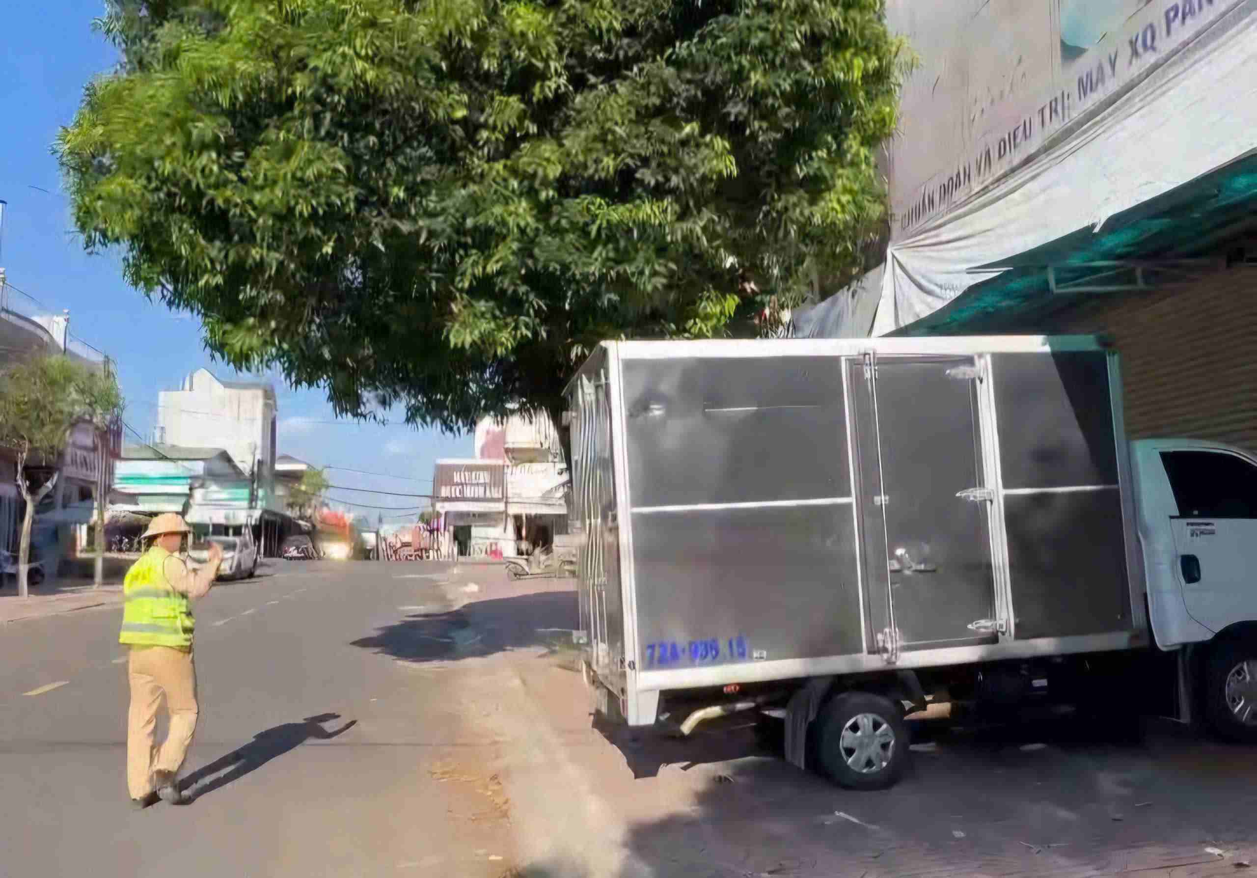 Một trường hợp xe tải đậu đỗ lấn chiếm vỉa hè sai quy định bị ghi hình xử phạt. Ảnh: Phúc Khánh