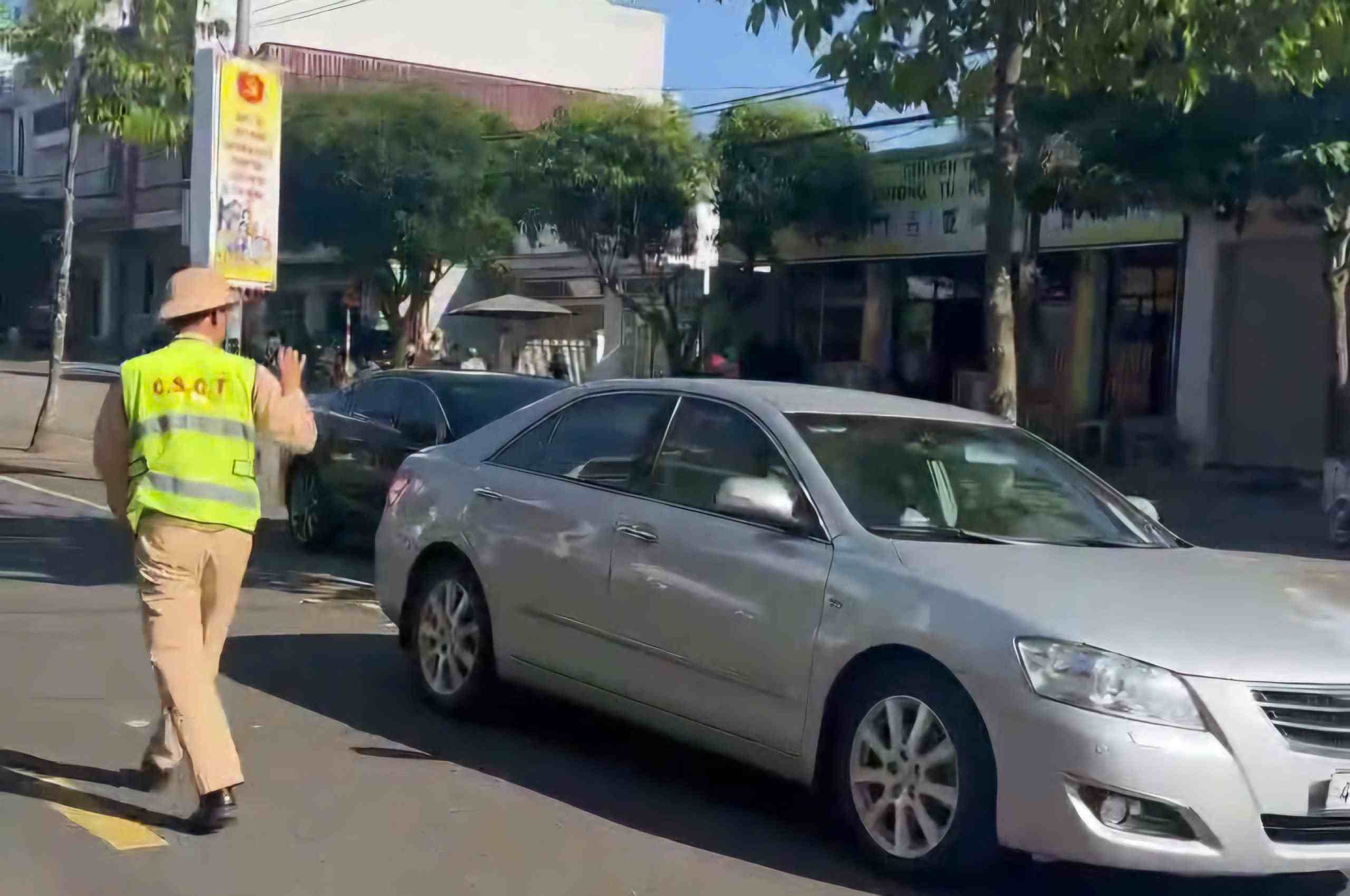 Lực lượng Cảnh sát giao thông ghi hình, xử phạt nguội một trường hợp xe ô tô con dừng đỗ ngược chiều sai quy định. Ảnh: Phúc Khánh