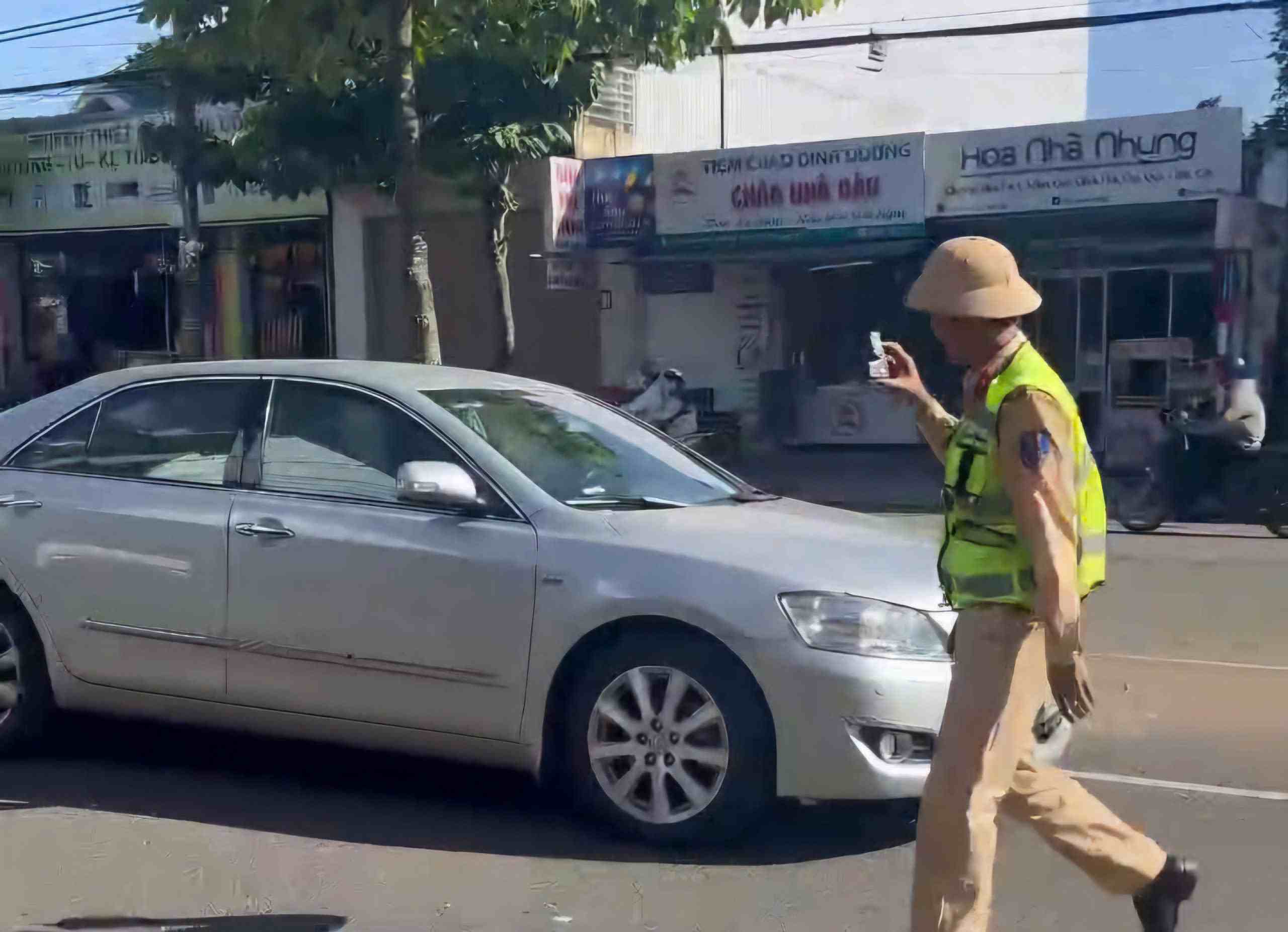 Traffic police record and remotely fine cases of traffic safety violations. Photo: Phuc Khanh