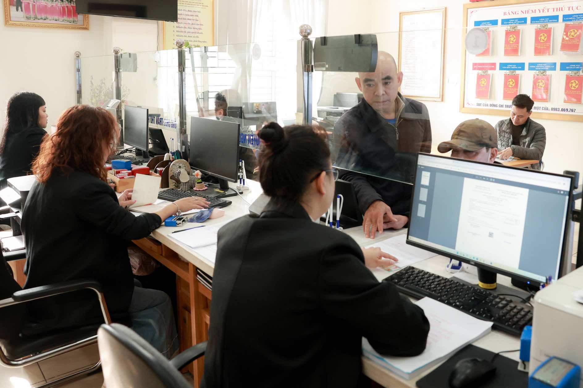 Việc chi thu nhập tăng thêm được căn cứ theo kết quả đánh giá, xếp loại hằng tháng của cán bộ, công chức, viên chức. Ảnh: Hải Nguyễn