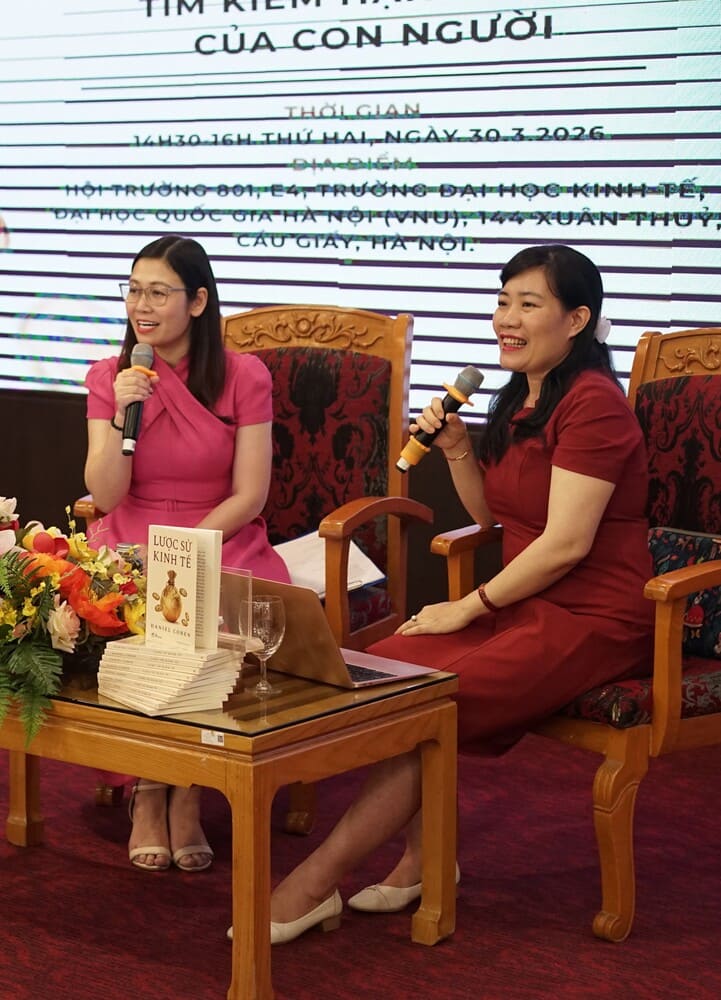 Tọa đàm giới thiệu cuốn sách “Lược sử kinh tế” của tác giả Daniel Cohen có sự tham dự của TS. Đào Thị Thu Trang và TS. Nguyễn Thị Vũ Hà tổ chức tại trường ĐH Kinh tế (ĐH Quốc gia Hà Nội). Ảnh: Nhân vật cung cấp