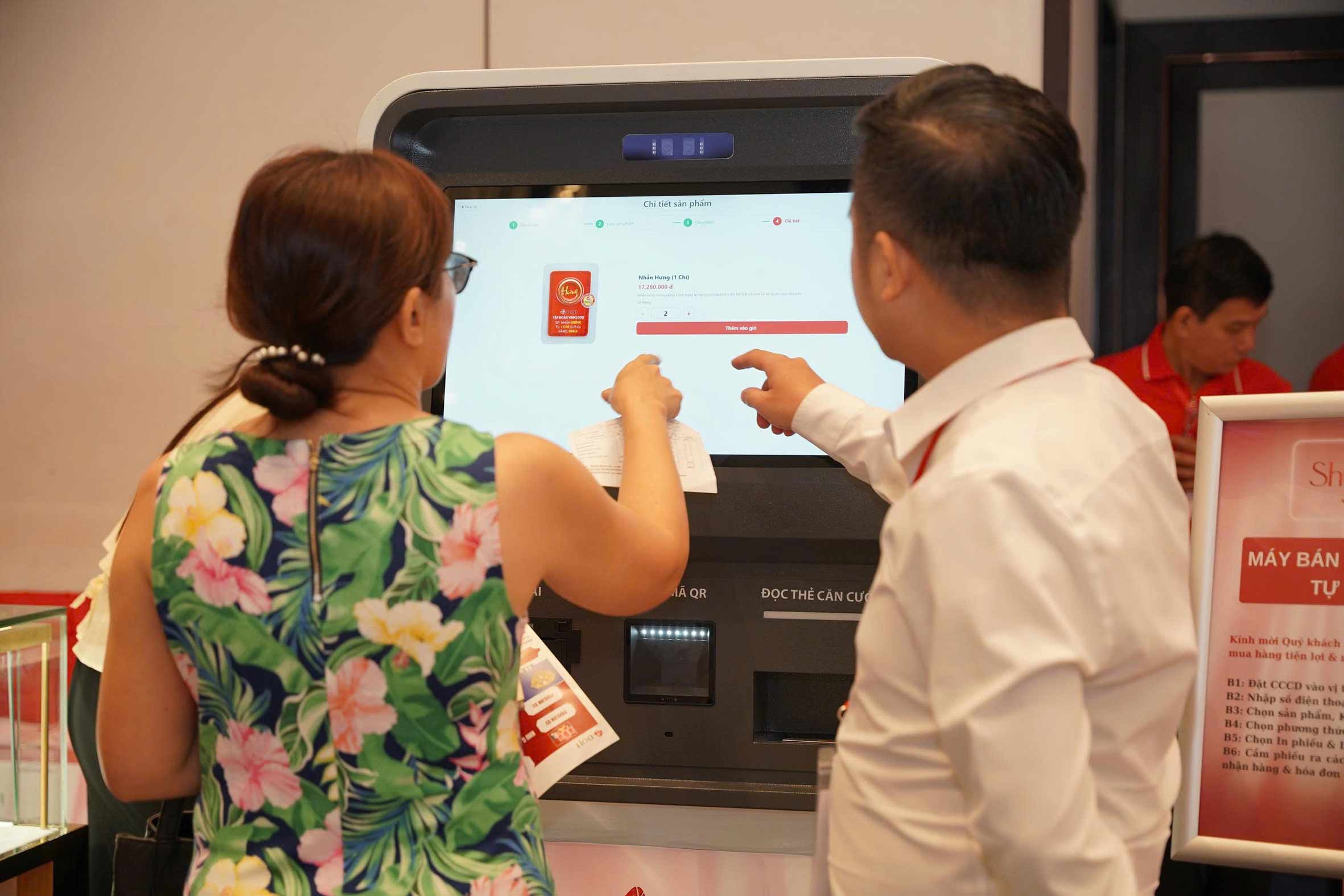 Máy bán vàng, bạc tự động được DOJI giới thiệu tại Shining Show Đà Nẵng. Ảnh: Doji cung cấp