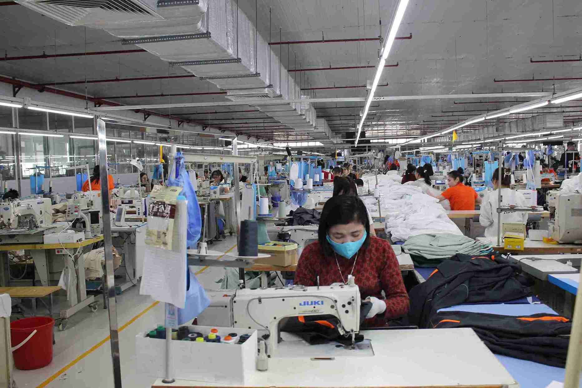 Workers attentively operate on the production line, showing a high sense of responsibility in their work. Photo: Mai Huong