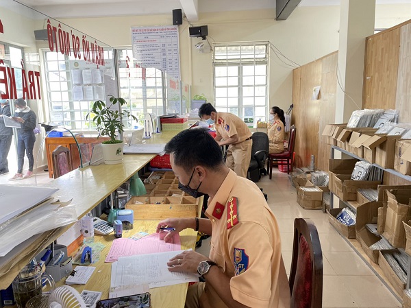 Traffic police advise people to comply with traffic laws to avoid being fined remotely. Photo: Lam Dong Police