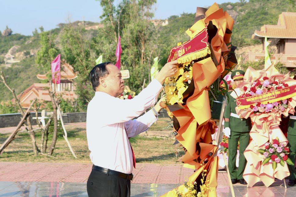 El Sr. Thái Đại Ngọc - Miembro del Comité Ejecutivo Central del Partido, Secretario del Comité del Partido Provincial de Gia Lai - ofrece flores en el Monumento a la Victoria de Núi Bà. Foto: Ngọc Minh