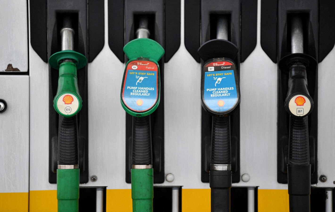 4 oil tankers carrying about 1.2 million barrels of diesel fuel were heading towards Europe when they changed direction. Pictured is a fuel pump station in Etlham, UK. Photo: AFP