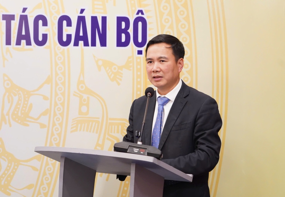 El Primer Ministro traslada y nombra al Sr. Bui The Duy como Director de la Universidad Nacional de Hanoi. Foto: Thu Giang