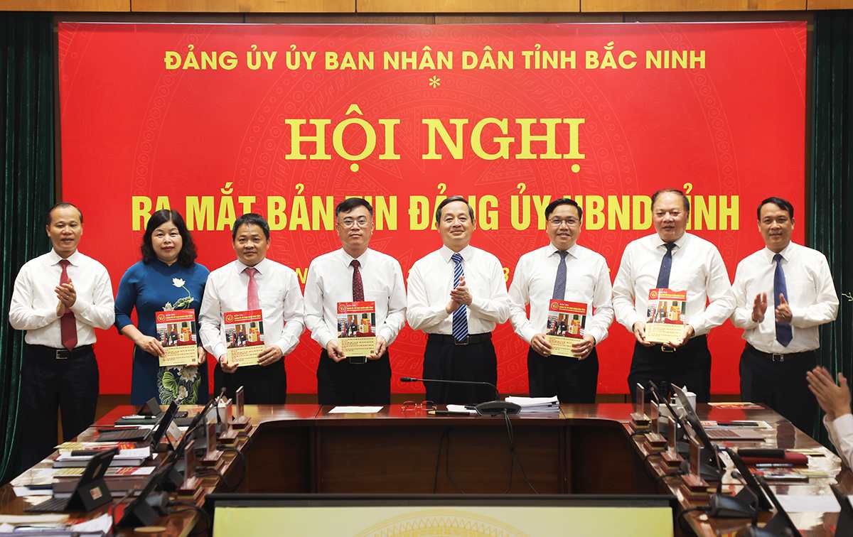 El secretario del Comité del Partido, presidente del Comité Popular Provincial de Bac Ninh, Pham Hoang Son, y el subsecretario permanente del Comité del Partido, vicepresidente permanente del Comité Popular Provincial de Bac Ninh, Mai Son, entregan el Boletín de abril de 2026 a los Comités del Partido afiliados. Foto: Huu Thang