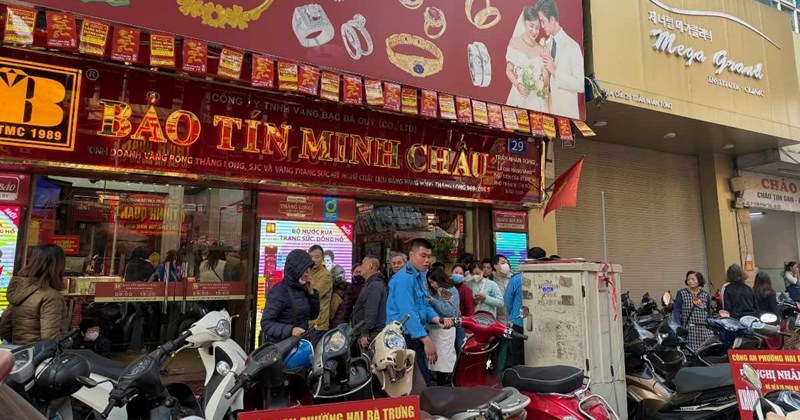 Giá vàng biến động, người dân lo lắng mua bán