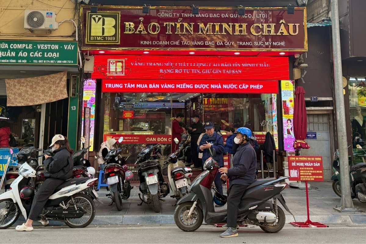 Giá vàng tăng khiến nhiều người dân Hà Nội đắn đo, cân nhắc trước mỗi giao dịch. Ảnh: Lệ Hà