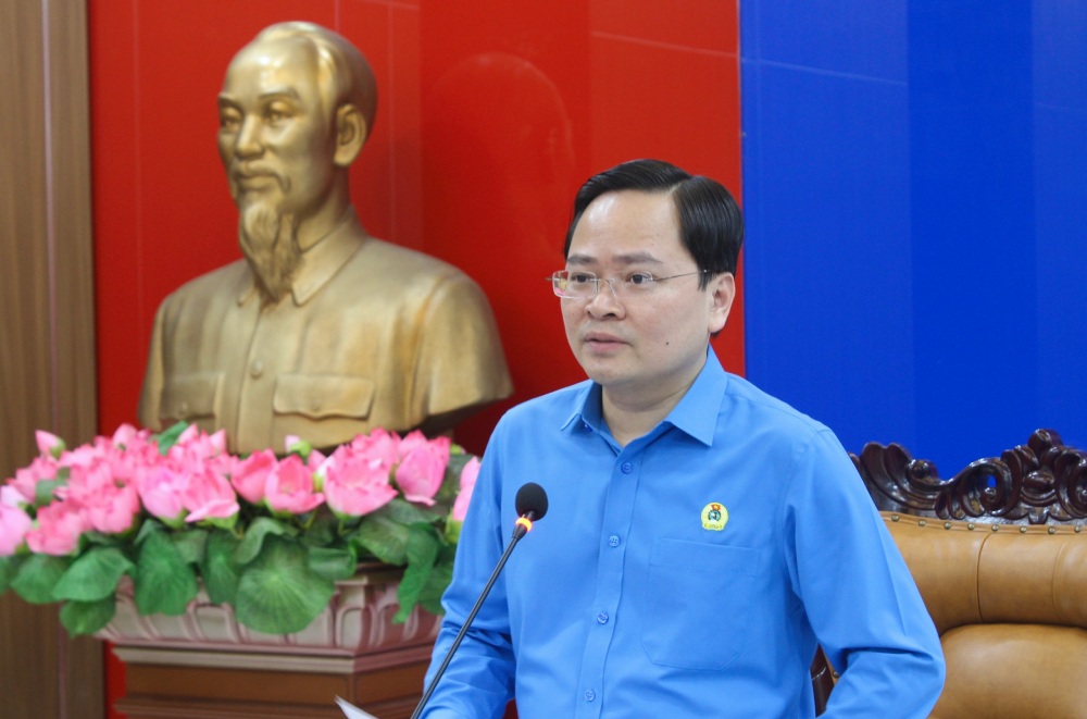 Chủ tịch Tổng LĐLĐVN Nguyễn Anh Tuấn đề nghị các đại biểu tham dự hội nghị nghiên cứu kĩ các nội dung của Chỉ thị 58, xem công tác giáo dục chính trị, tư tưởng, pháp luật cho công nhân trong tình hình mới là nhiệm vụ của trọng tâm. Ảnh: Quỳnh Chi