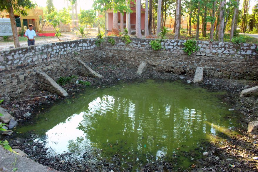 Đặc biệt là ngay trước ngôi chùa vẫn còn dấu tích do vũ khí hủy diệt B-52 gây ra. Dù thời gian đã hồi sinh cây lá và cuộc sống người dân không ngừng tốt đẹp thêm, nhưng hố bom xưa vẫn sâu, rộng như chiếc ao làng. Ảnh: Lâm Điền