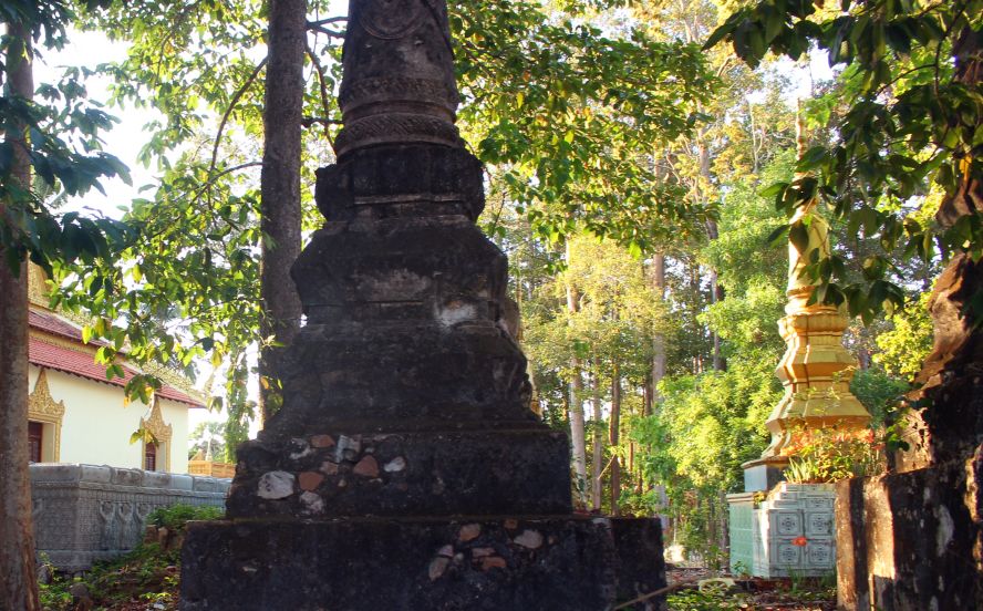 Do là địa chỉ đỏ của tinh thần cách mạng, nên địch thường xuyên trút bom, đạn tàn phá ngôi chùa. Trong ảnh là ngôi tháp cổ đầy những vết thương do quân thù bắn phá năm xưa. Ảnh: Lâm Điền