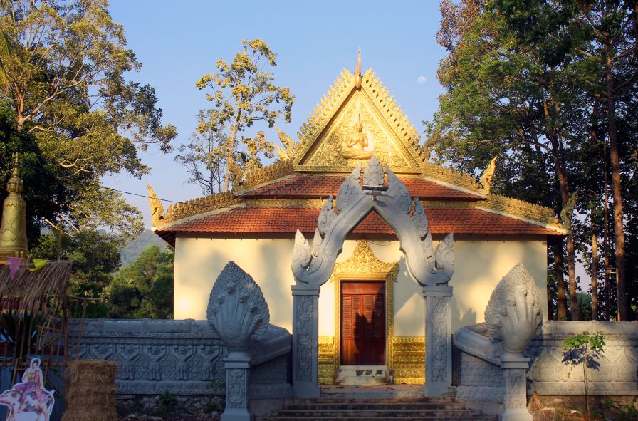 Sau ngày thống nhất đất nước, trên nền chùa xưa, ngôi chùa khang trang mọc lên như biểu tượng của sự chung tay chăm lo của Đảng, Nhà nước và lòng hướng phật của đồng bào Khmer giàu lòng tín ngưỡng. Ảnh: Lâm Điền