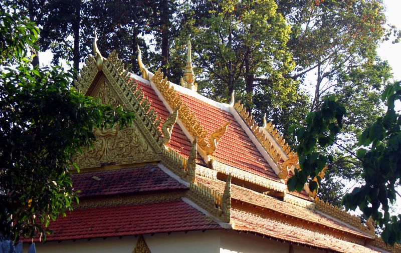 Mái chùa được đầu tư công phu từ đường nét, màu sắc...đặc trưng. Ảnh: Lâm Điền 