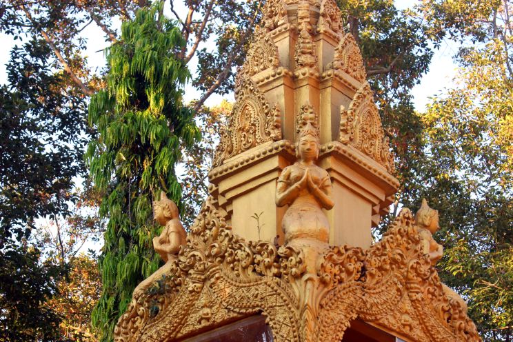 Các ngôi tháp cũng được đầu tư, xây dựng khang trang, giàu họa tiết đặc thù  mỹ thuật của đồng bào Khmer. Ảnh: Lâm Điền