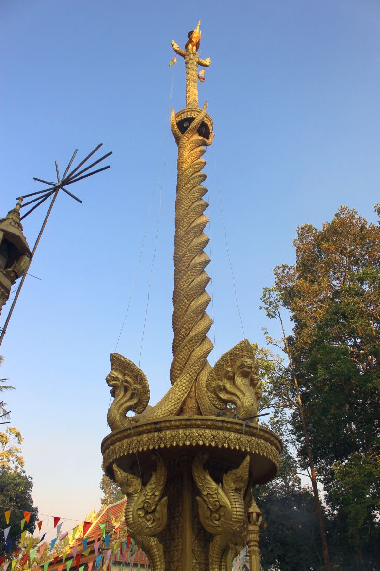 Trụ cờ của nhà chùa đầy ấn tượng về chiều cao và hoa văn. Ảnh: Lâm Điền