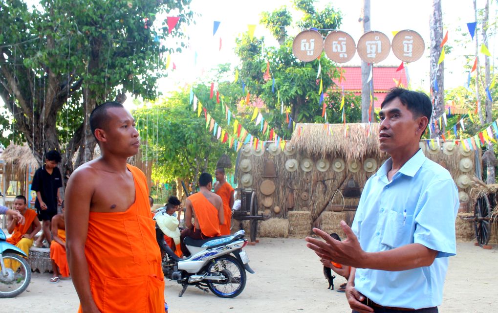 Ông Huỳnh Chau Sóc - Phó Chủ tịch Ủy ban Mặt trận Tổ quốc Việt Nam xã, Chủ tịch Hội cựu chiến binh xã Ô Lâm- thăm hỏi Đại đức Chau Hương, sãi cả chùa công tác chuẩn bị đón lễ Chol chnam thmay (lễ hội cổ truyền mừng năm mới). Ảnh: Lâm Điền