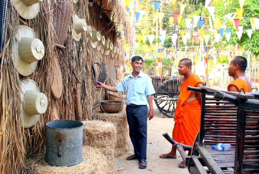 Một góc tranh trí chuẩn bị đón lễ Chol chnam thmay tại chùa B-52. Ảnh: Lâm Điền
