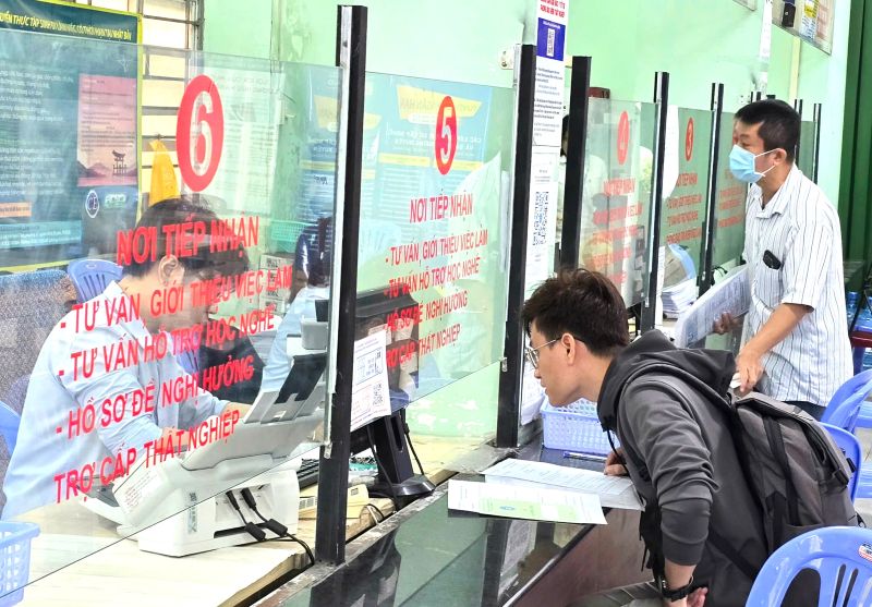 In Q1 of 2026, the number of people applying for unemployment benefits in Ho Chi Minh City decreased by 24.41% compared to Q4 of 2025. Photo: Nam Duong