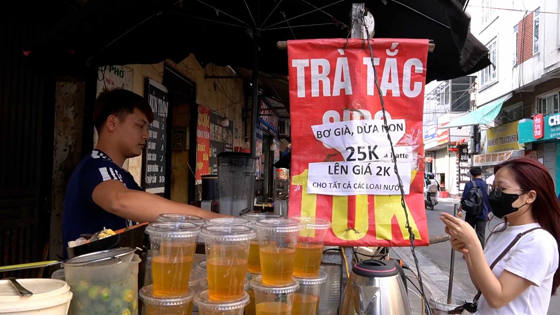 ハノイの多くの飲食店が値上げ、人々は支出を検討.