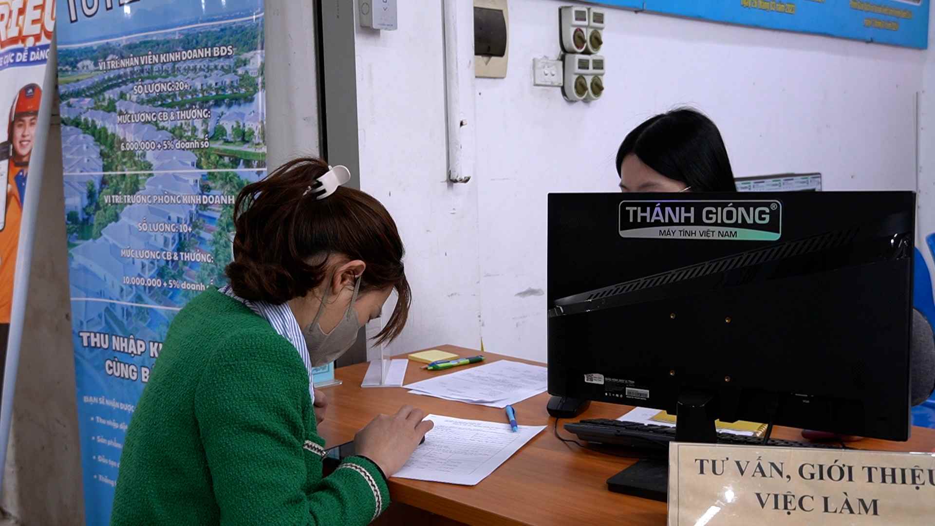 Các phiên giao dịch việc làm đang hỗ trợ nhiều người dân tiếp cận cơ hội tuyển dụng, tìm được công việc phù hợp và kết nối trực tiếp với doanh nghiệp. Ảnh: Phương Anh