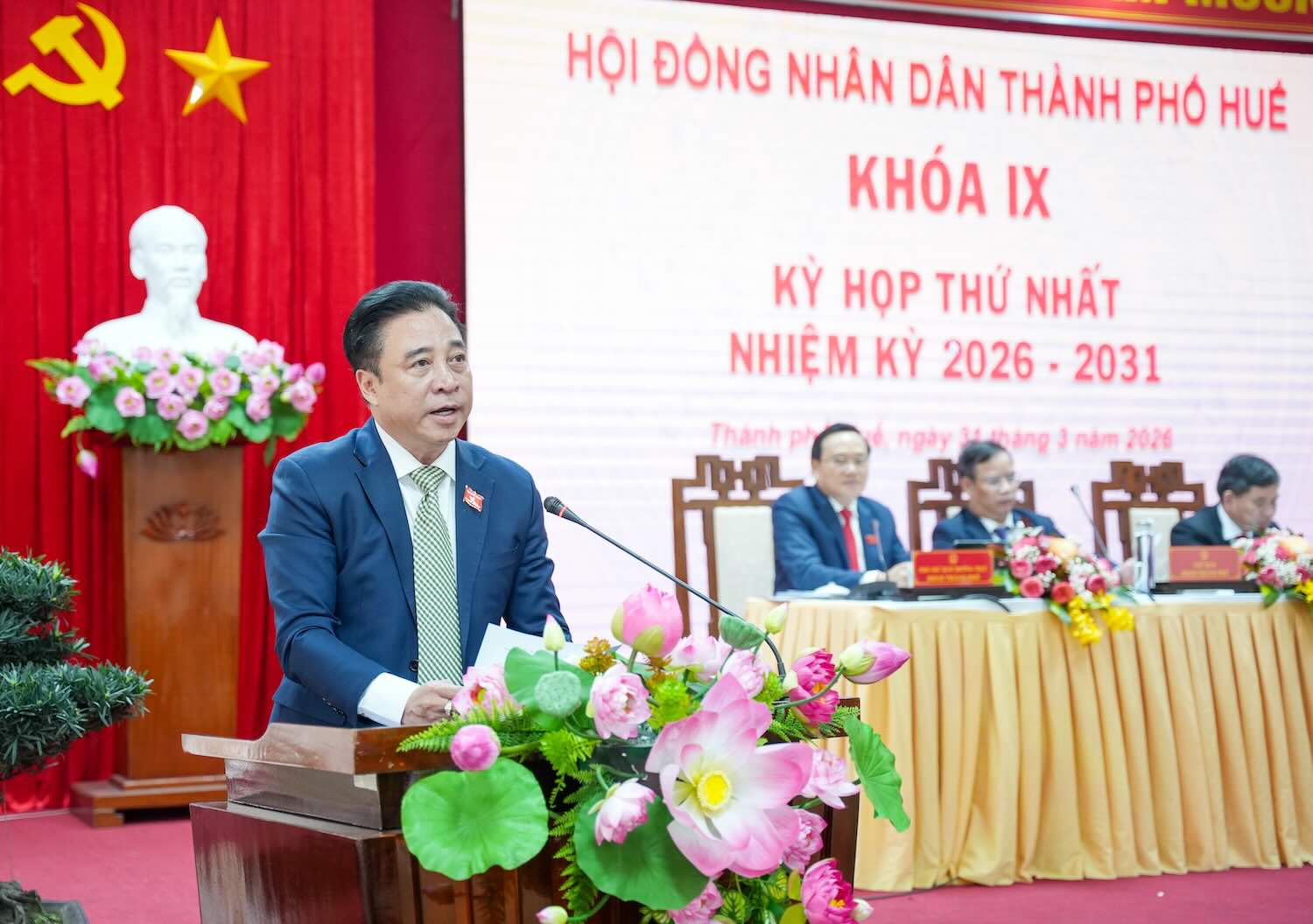 Comrade Nguyen Khac Toan continues to hold the position of Chairman of Hue City People's Committee for the term 2026 - 2031. Photo: Ngoc Minh