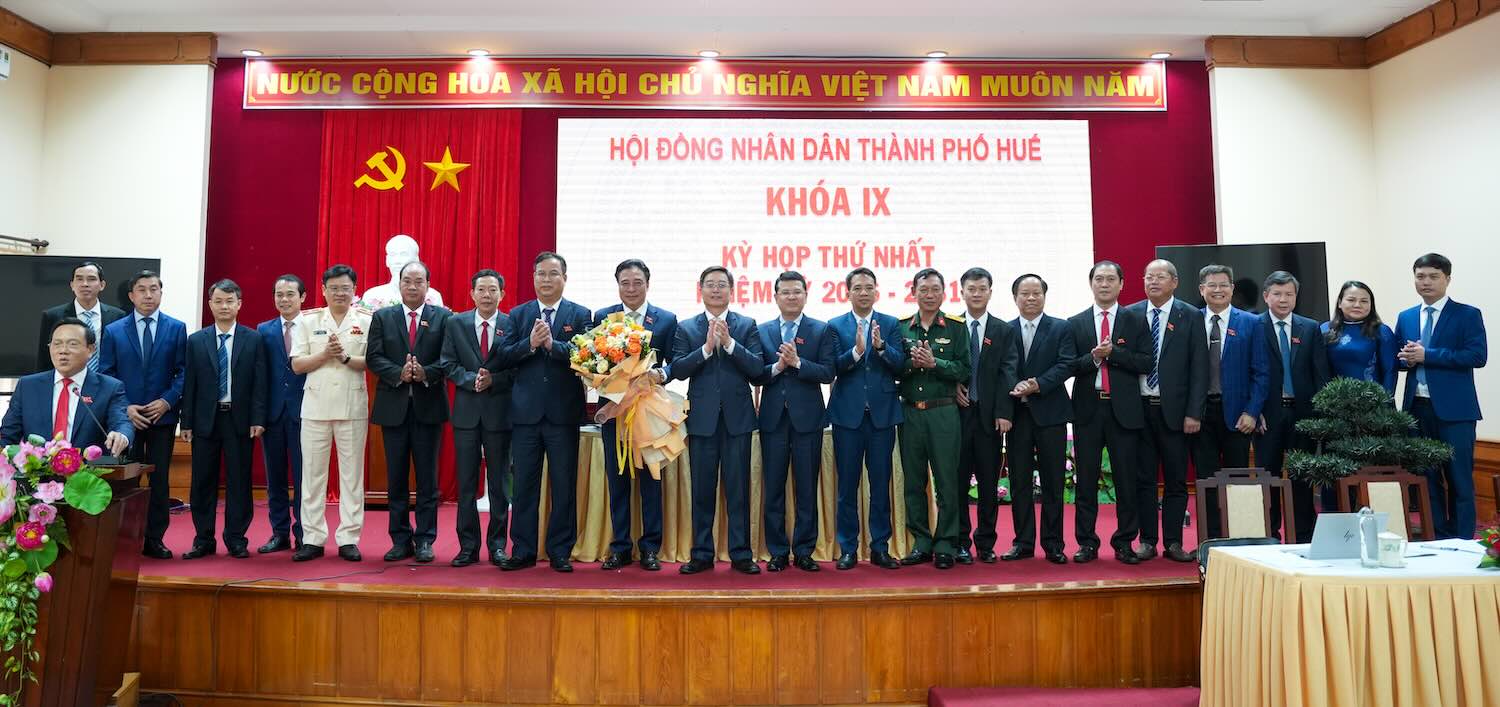 Chủ tịch và các Phó Chủ tịch UBND thành phố cùng các Ủy viên UBND thành phố nhiệm kỳ 2026 - 2031 ra mắt tại kỳ họp. Ảnh: Ngọc Minh.