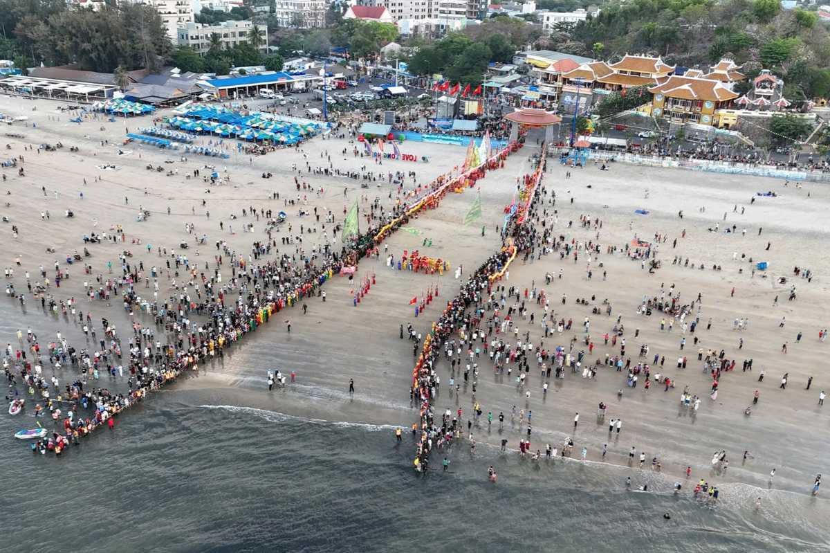 People gathered quite crowded on the beach from early morning to witness the Nghinh Co ritual. Photo: Hoang Hung