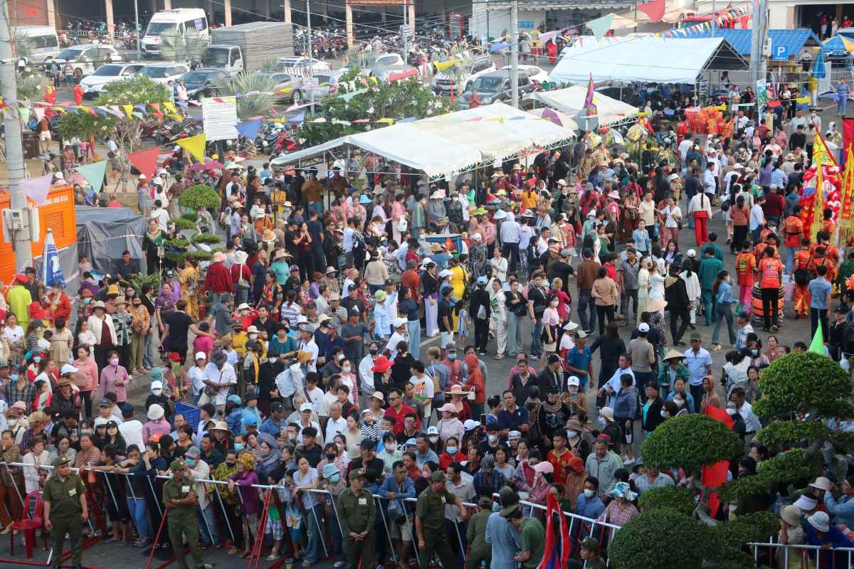 Đông đảo người dân, du khách đến viếng Khu di tích văn hóa - lịch sử Dinh Cô. Ảnh: Hoàng Hưng